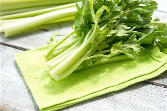深圳食堂食材配送公司谈谈芹菜的营养价值和功效